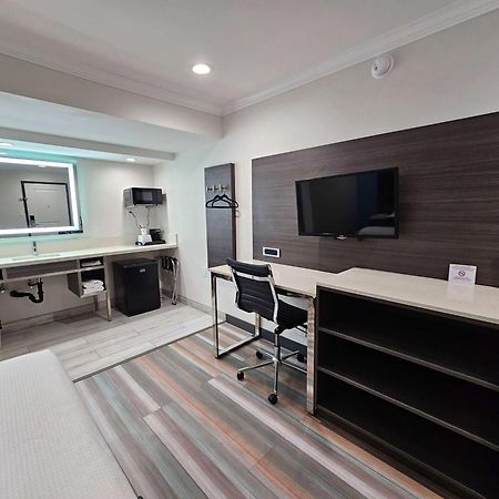 Travelodge Inn & Suites By Wyndham Fullerton Exteriér fotografie