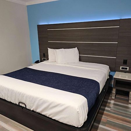 Travelodge Inn & Suites By Wyndham Fullerton Exteriér fotografie