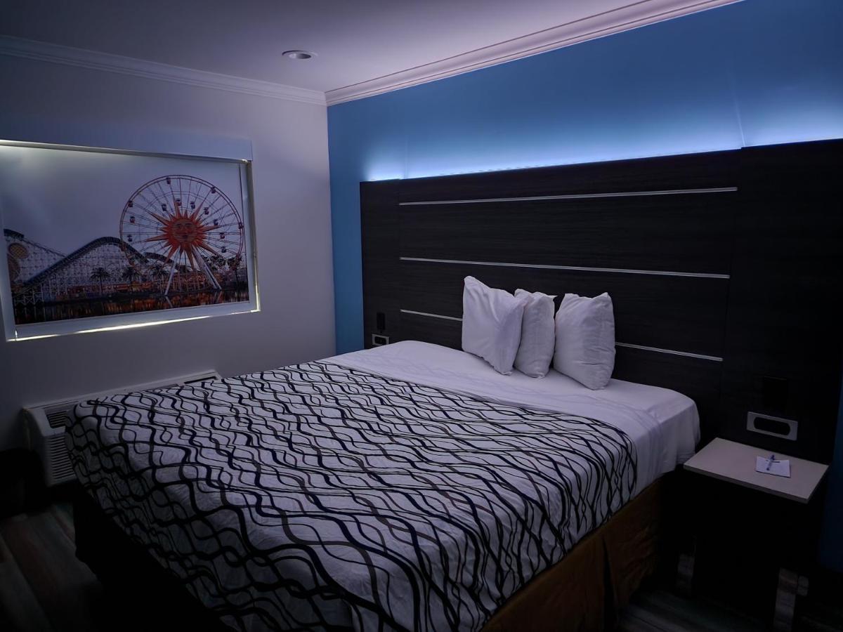 Travelodge Inn & Suites By Wyndham Fullerton Exteriér fotografie