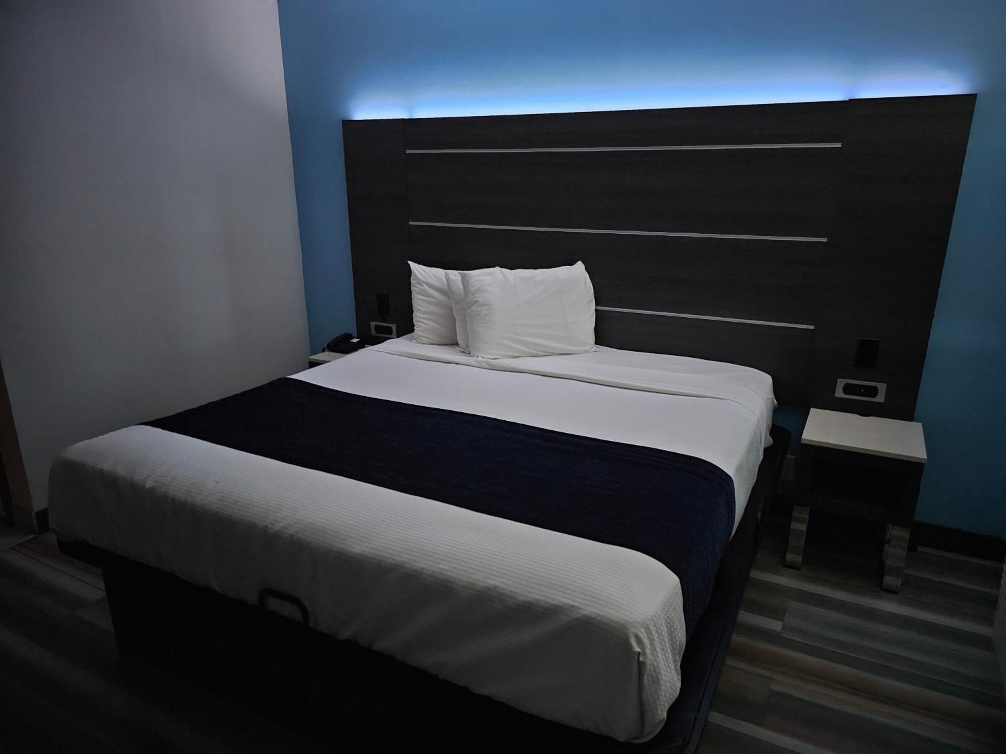 Travelodge Inn & Suites By Wyndham Fullerton Exteriér fotografie