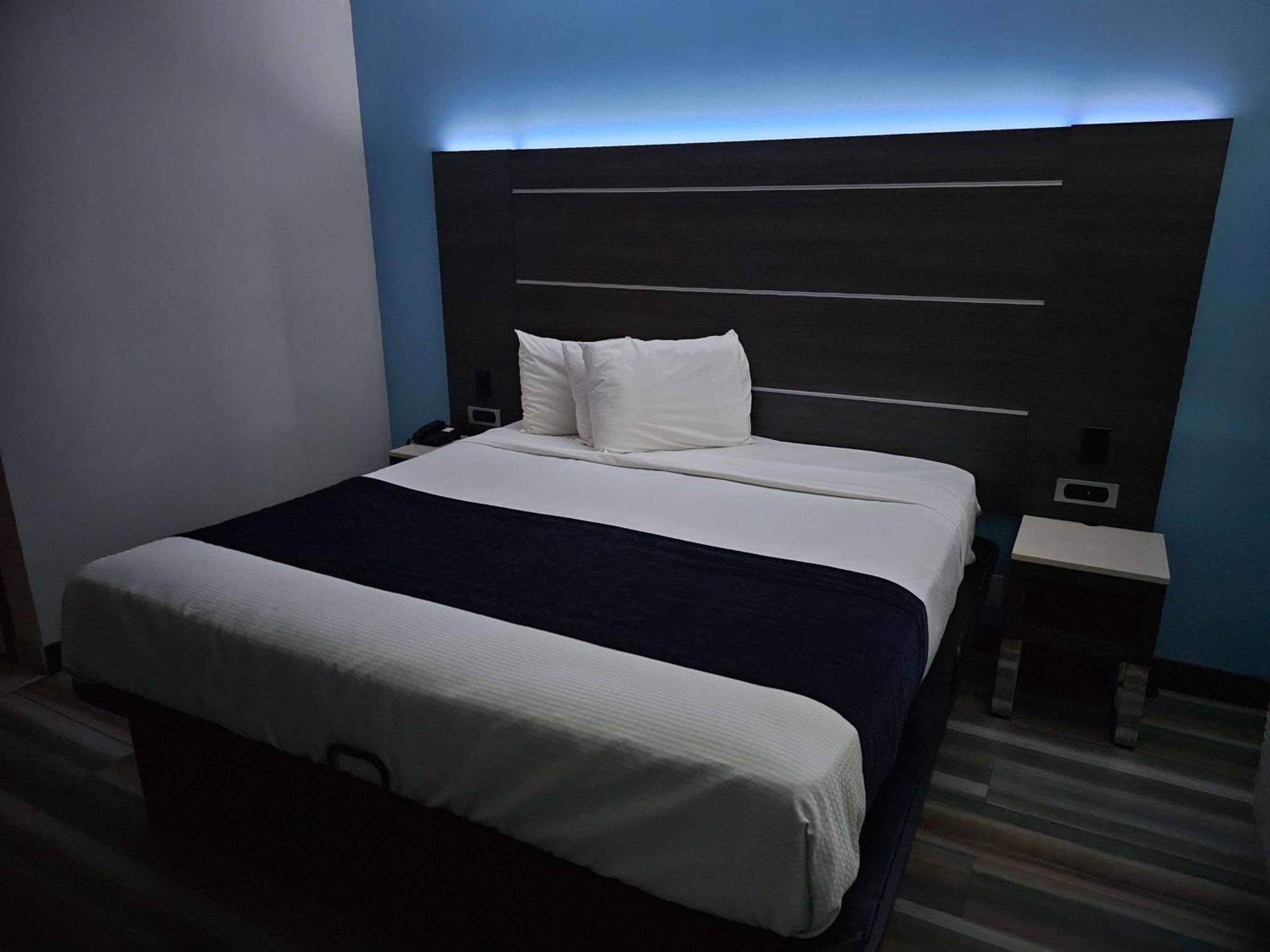 Travelodge Inn & Suites By Wyndham Fullerton Exteriér fotografie