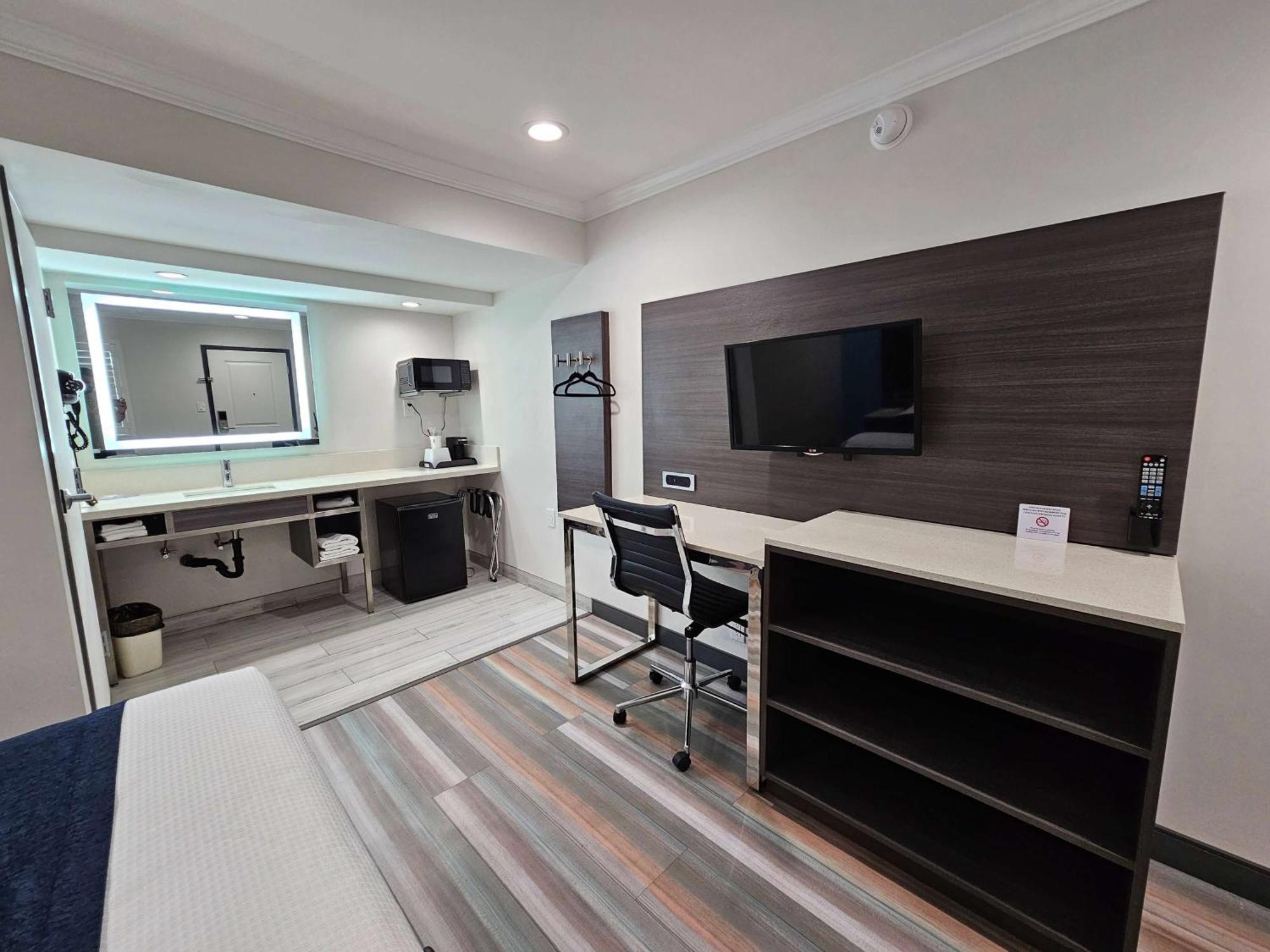 Travelodge Inn & Suites By Wyndham Fullerton Exteriér fotografie