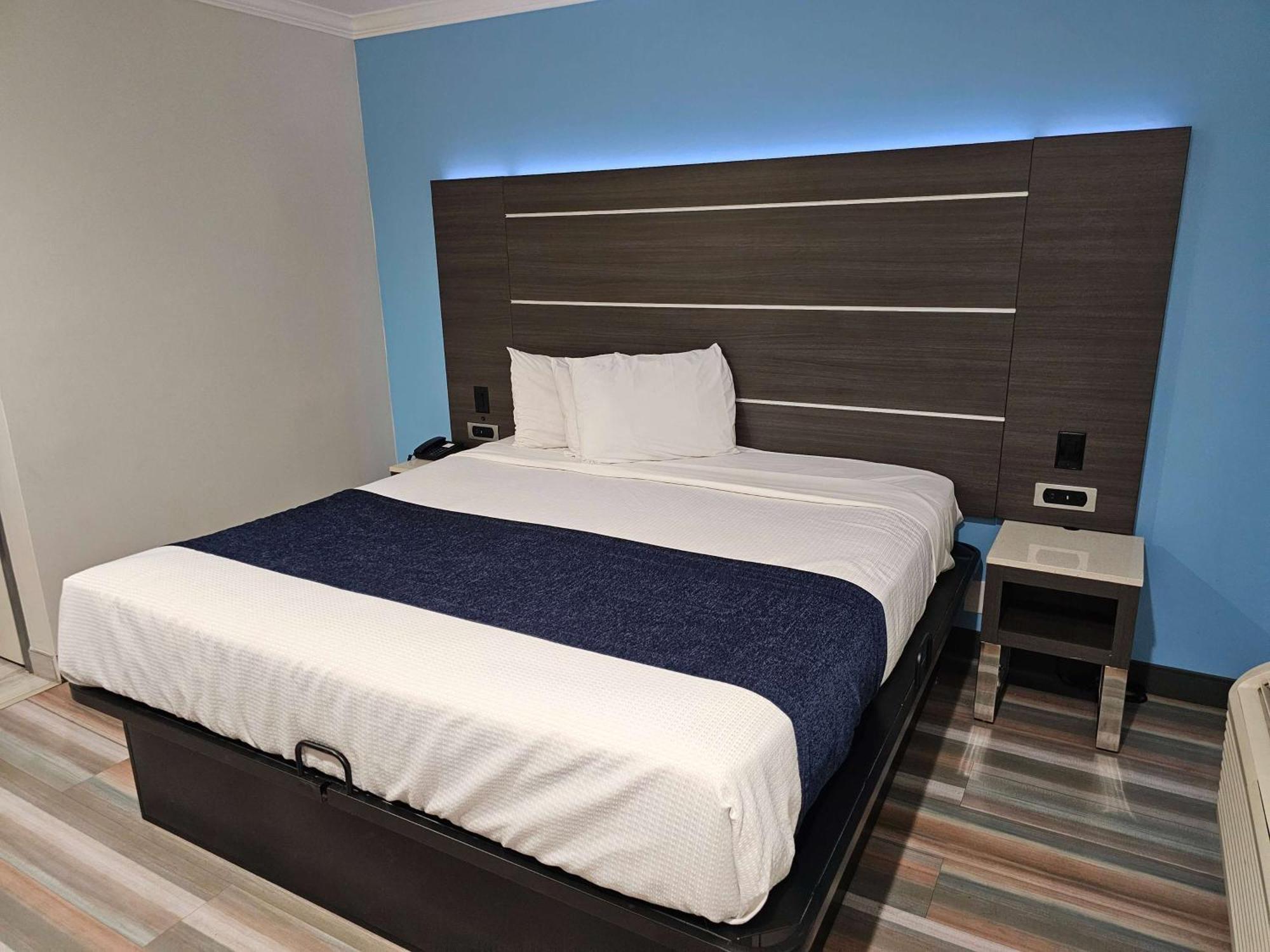 Travelodge Inn & Suites By Wyndham Fullerton Exteriér fotografie