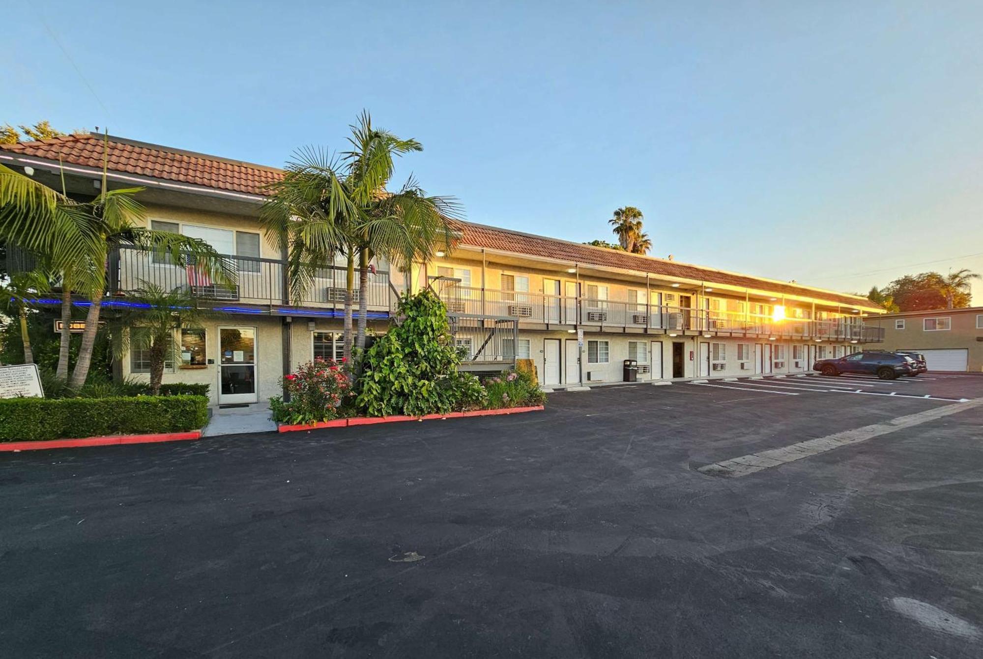 Travelodge Inn & Suites By Wyndham Fullerton Exteriér fotografie